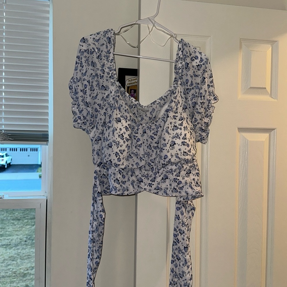Rue 21 Tie back peasant top